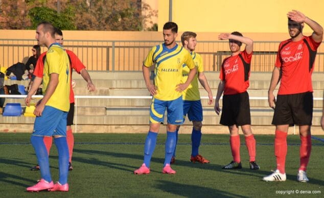 Los delanteros dianenses esperando el balón
