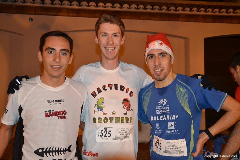 Los tres primeros clasificados al cruzar la meta