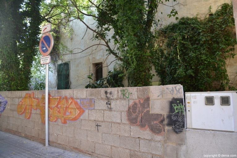 Muro en el solar de la calle Temple de Sant Telm