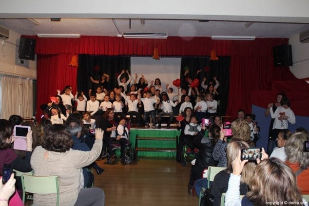 Un entrañable espectáculo dio la bienvenida a la Navidad en el colegio Raquel Payà 7 Navidad en el CEE Raquel Payà