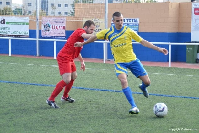 Paco controlando un balón