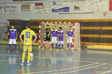 Robert lanzando una falta