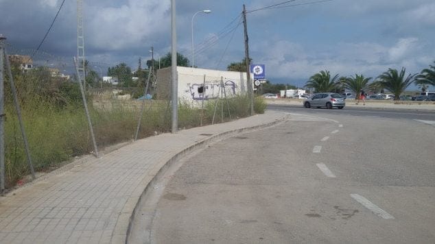 Solar abandonado en la carretera de Les Marines