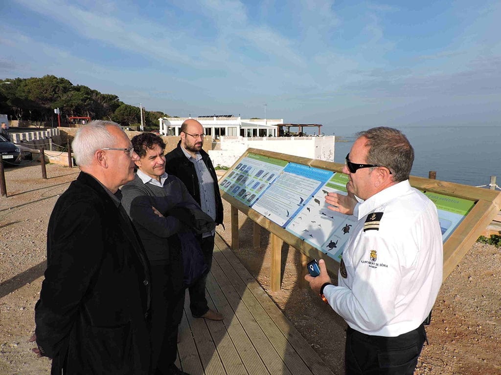 Tony Martínez explicando los avistamientos