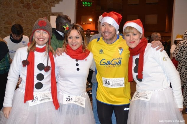 Vicente Caravaca rodeado de bellas chicas