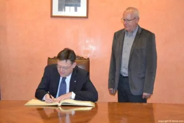 Firma de Ximo Puig en el libro de honor de Dénia