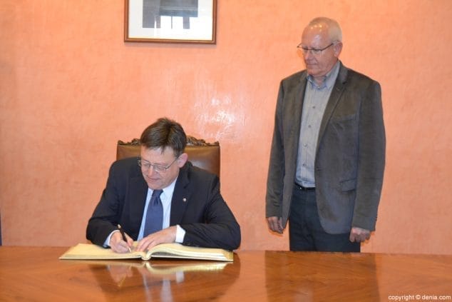 Ximo Puig expresa en Dénia el apoyo del Consell al proyecto de Ciudad Creativa de la Gastonomía 4 03 Firma de Ximo Puig en el libro de honor de Dénia