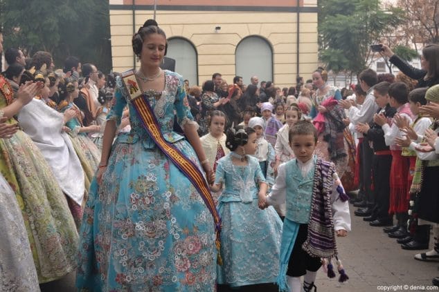 Las leyendas dianenses proclaman a Lluna Giménez como fallera mayor infantil de Campaments 4 03 Presentación infantil Campaments 2016 Llegada de la comisión