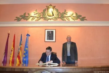 Firma de Ximo Puig en el libro de honor de Dénia