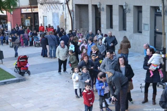 Niños y niñas entregan su ilusión en forma de carta a los Carteros Reales 6 05 Visita de los Carteros Reales Dénia