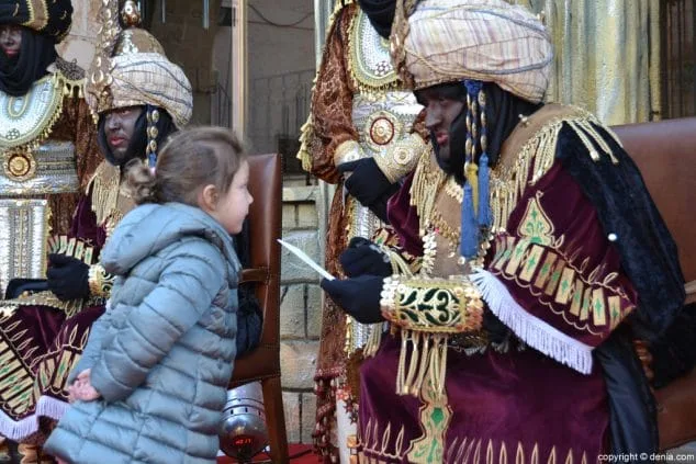 Niños y niñas entregan su ilusión en forma de carta a los Carteros Reales 7 06 Visita de los Carteros Reales Dénia