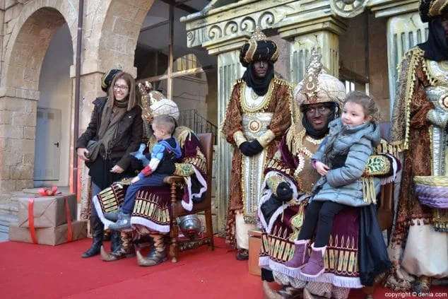 Niños y niñas entregan su ilusión en forma de carta a los Carteros Reales 9 08 Visita de los Carteros Reales Dénia