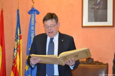 Ximo Puig lee su dedicatoria en el libro de honor de Dénia