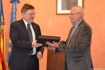 Entrega del facsímil del título de Ciudad de Dénia a Ximo Puig