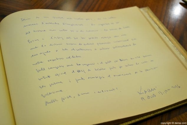 Ximo Puig expresa en Dénia el apoyo del Consell al proyecto de Ciudad Creativa de la Gastonomía 11 11 Firma de Ximo Puig en el libro de honro de Dénia