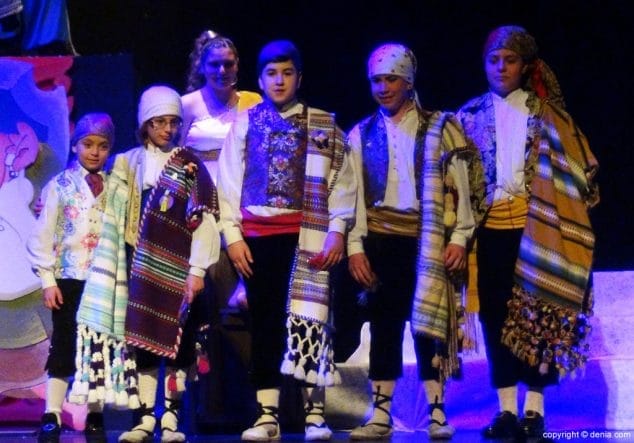 Las leyendas dianenses proclaman a Lluna Giménez como fallera mayor infantil de Campaments 13 11 Presentación infantil Campaments 2016 Comisión infantil