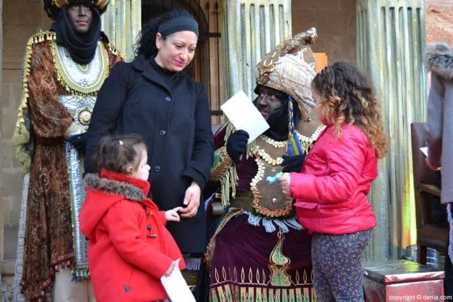 Niños y niñas entregan su ilusión en forma de carta a los Carteros Reales 12 11 Visita de los Carteros Reales Dénia