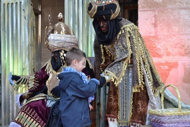 Niños y niñas entregan su ilusión en forma de carta a los Carteros Reales 21 20 Visita de los Carteros Reales Dénia Entrega de cartas