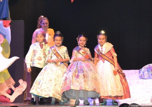 Las leyendas dianenses proclaman a Lluna Giménez como fallera mayor infantil de Campaments 22 21 Presentación infantil Campaments 2016 Comisión infantil