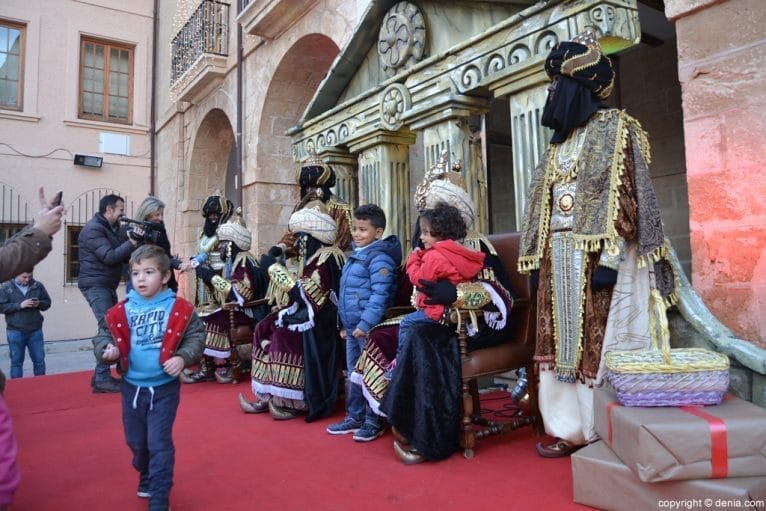 Visita de los Carteros Reales Dénia - Entrega de cartas