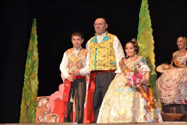 Falla Les Roques: historia, ubicación, primeros monumentos y cargos 57 22 Presentación Les Roques 2015 Pleitesía de los cargos infantiles