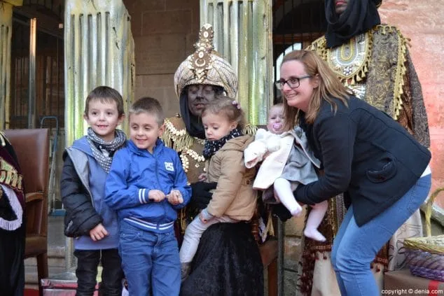 Niños y niñas entregan su ilusión en forma de carta a los Carteros Reales 25 24 Visita de los Carteros Reales Dénia Entrega de cartas