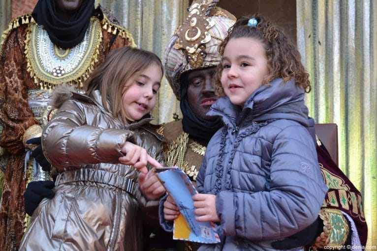 Visita de los Carteros Reales Dénia - Entrega de cartas