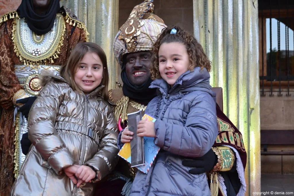 Visita de los Carteros Reales Dénia - Entrega de cartas
