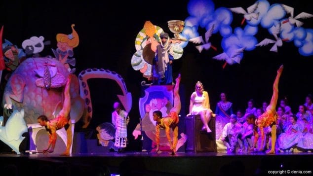 Las leyendas dianenses proclaman a Lluna Giménez como fallera mayor infantil de Campaments 29 28 Presentación infantil Campaments 2016 salida de LLuna