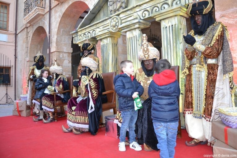 Visita de los Carteros Reales Dénia - Entrega de cartas