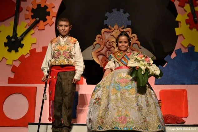 Falla Les Roques: historia, ubicación, primeros monumentos y cargos 56 29 Presentación infantil Les Roques 2015 Gabriela Baessa y Adrián Cucarella