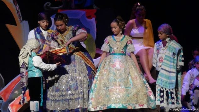 Las leyendas dianenses proclaman a Lluna Giménez como fallera mayor infantil de Campaments 32 31 Presentación infantil Campaments 2016 Imposición de banda