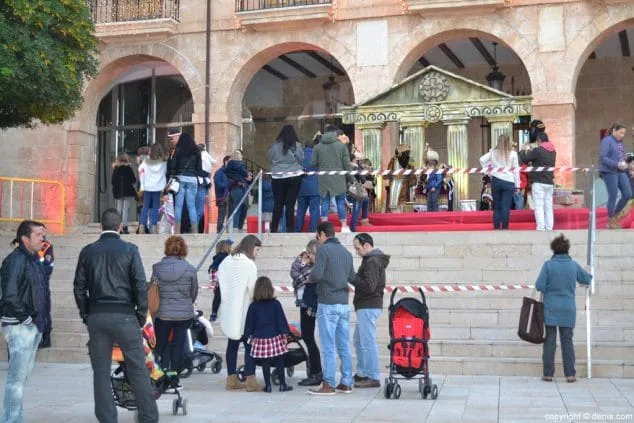 Niños y niñas entregan su ilusión en forma de carta a los Carteros Reales 33 32 Visita de los Carteros Reales Dénia Espera