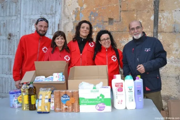 Niños y niñas entregan su ilusión en forma de carta a los Carteros Reales 35 34 Visita de los Carteros Reales Dénia Recogida de alimentos