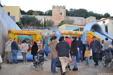 Visita de los Carteros Reales Dénia – Hinchables en la plaza del Consell