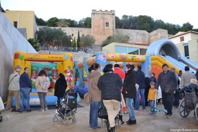 Niños y niñas entregan su ilusión en forma de carta a los Carteros Reales 36 35 Visita de los Carteros Reales Dénia Hinchables en la plaza del Consell