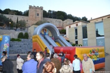 Visita de los Carteros Reales Dénia – Hinchables en la plaza del Consell