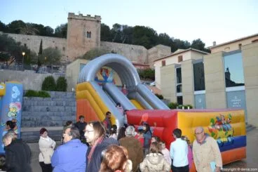 Visita de los Carteros Reales Dénia – Hinchables en la plaza del Consell