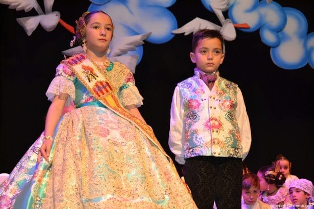 Las leyendas dianenses proclaman a Lluna Giménez como fallera mayor infantil de Campaments 43 41 Presentación infantil Campaments 2016 Izan y Lluna