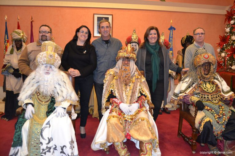 Cabalgata Reyes Magos 2015 - los reyes con algunos concejales