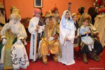Cabalgata Reyes Magos 2015 – los reyes con el belén viviente