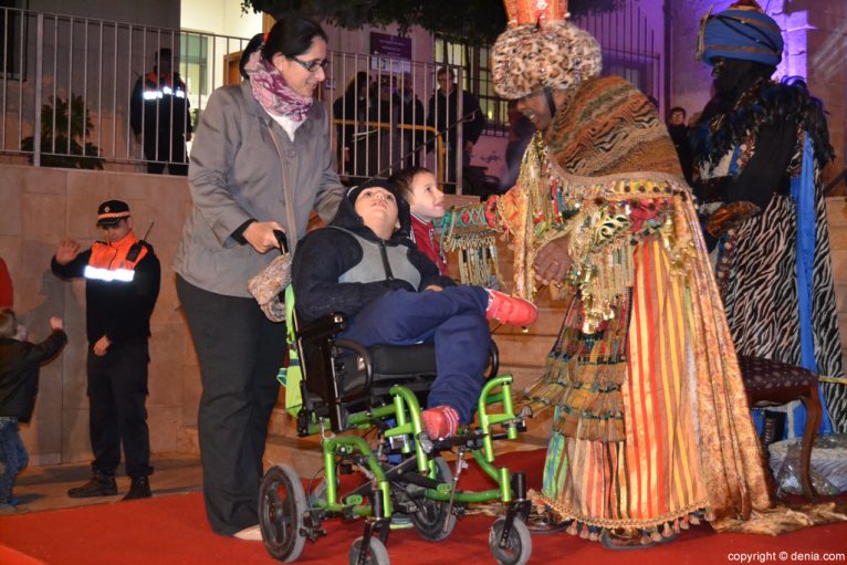 Cavalcada Dénia 2016 - Els Reis saluden als nens i nenes