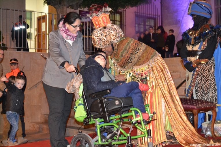 Cabalgata Dénia 2016 - Los Reyes saludan a los niños y niñas