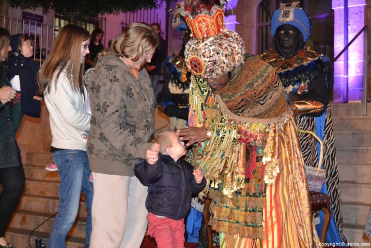 Cabalgata Dénia 2016 - Los Reyes saludan a los niños y niñas