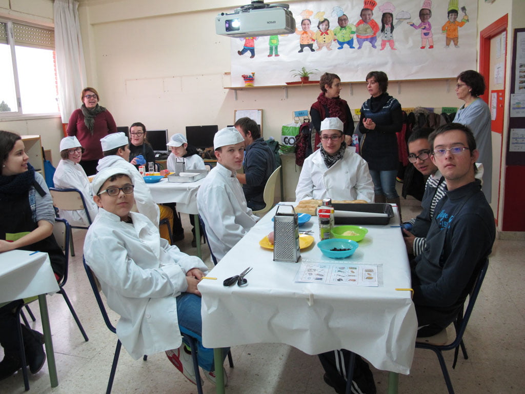 Alumnos del taller de cocina del colegio Raquel Payà