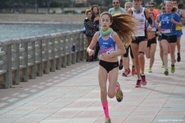 Amelia García encabezando la carrera en chicas