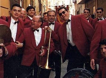 La falla Oeste otorga la Mención Honorífica 2016 a la Banda Cómico Musical Los Claveles 2 Banda Los Claveles
