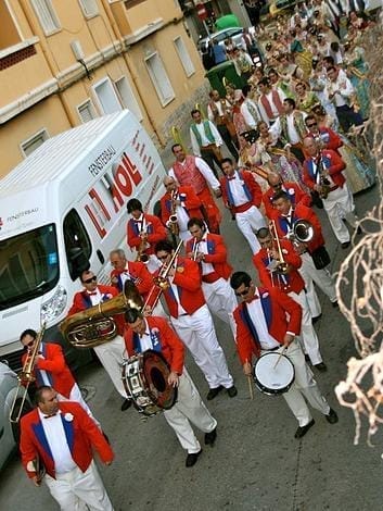 La falla Oeste otorga la Mención Honorífica 2016 a la Banda Cómico Musical Los Claveles 4 Banda de música los Claveles