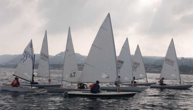 Barco en el Trofeo de Vela Ligera del RCN Dénia