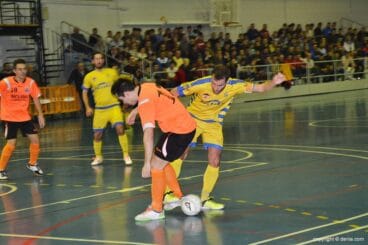 Blai luchando un balón